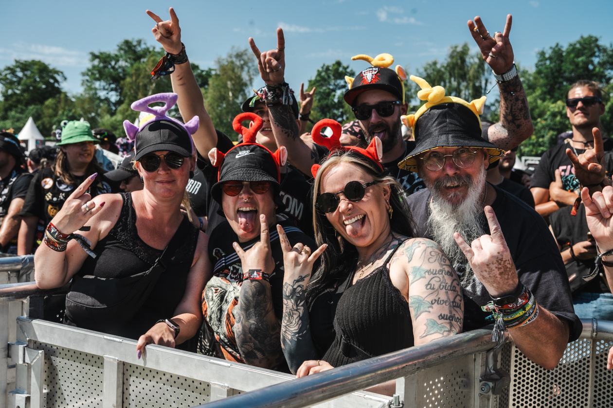 Die 35. Ausgabe des größten Metal-Open-Airs der Welt läuft. Unter den gut 150 Bands sind auch Def Leppard, die erstmals beim Wacken auftreten. – Reisegruppe Sonnenschein.