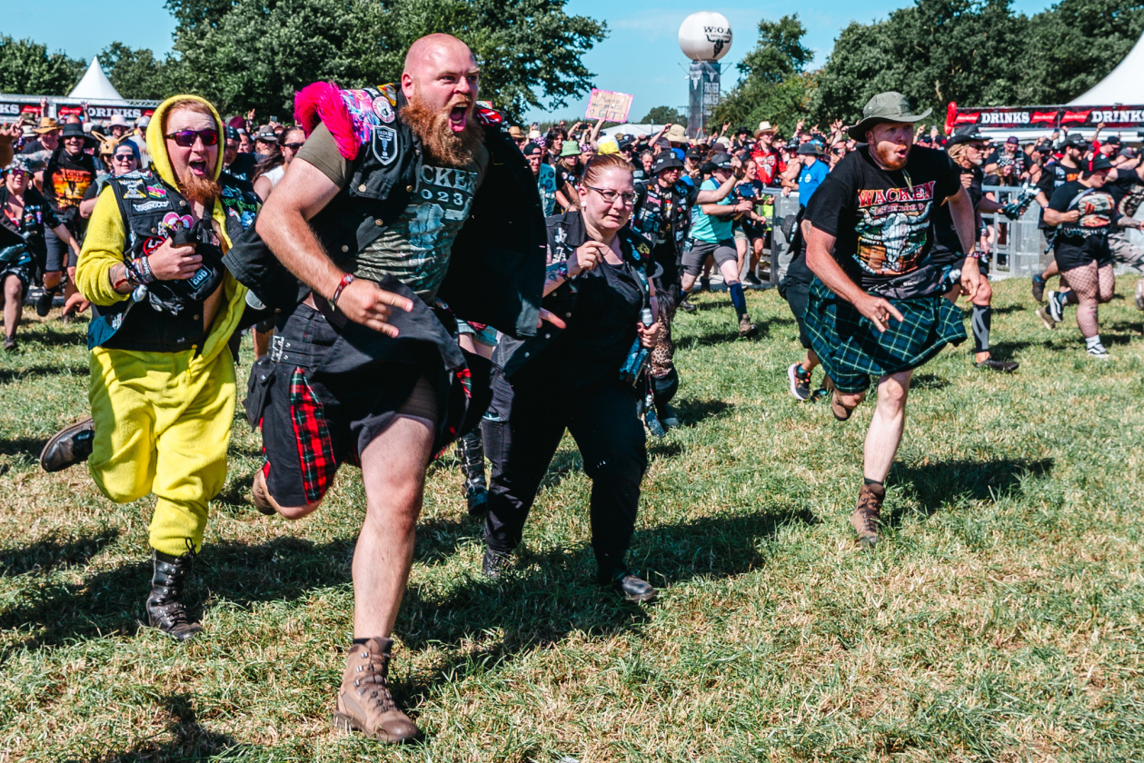 Die 35. Ausgabe des größten Metal-Open-Airs der Welt läuft. Unter den gut 150 Bands sind auch Def Leppard, die erstmals beim Wacken auftreten. – Das Rennen um die besten Plätze.