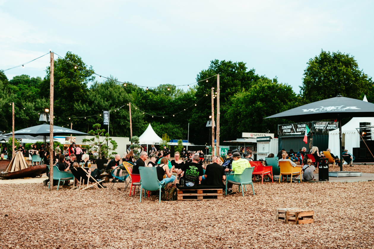 Am Mittwoch startet das größte Metal-Open-Air offiziell in seine 35. Ausgabe. Unter den gut 150 Bands sind auch Def Leppard, die erstmals überhaupt beim Wacken auftreten. – Ruhe vor dem Sturm.