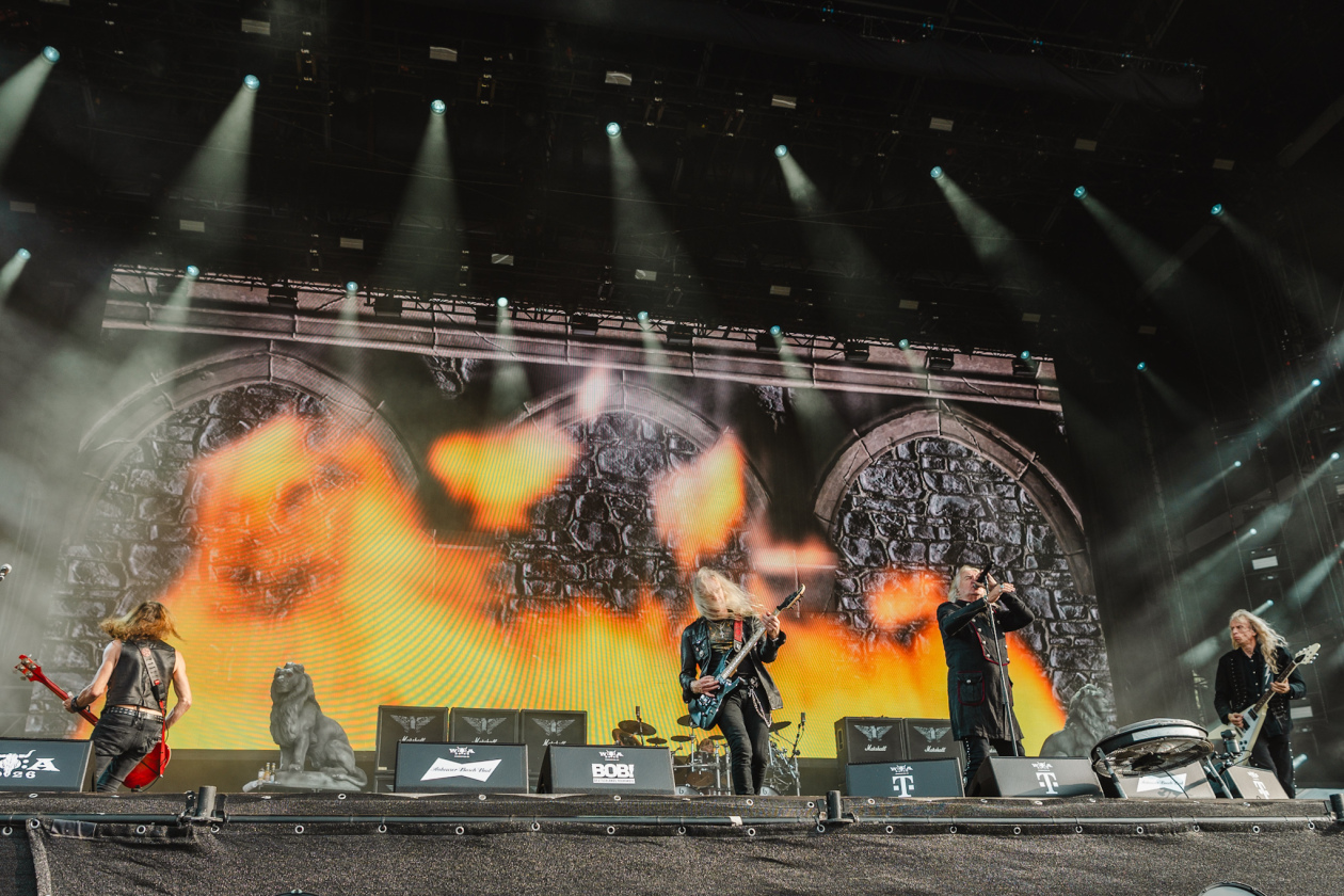 Die 35. Ausgabe des größten Metal-Open-Airs der Welt läuft. Gut 150 Bands treten auf, darunter Def Leppard oder Judas Priest. – Saxon.