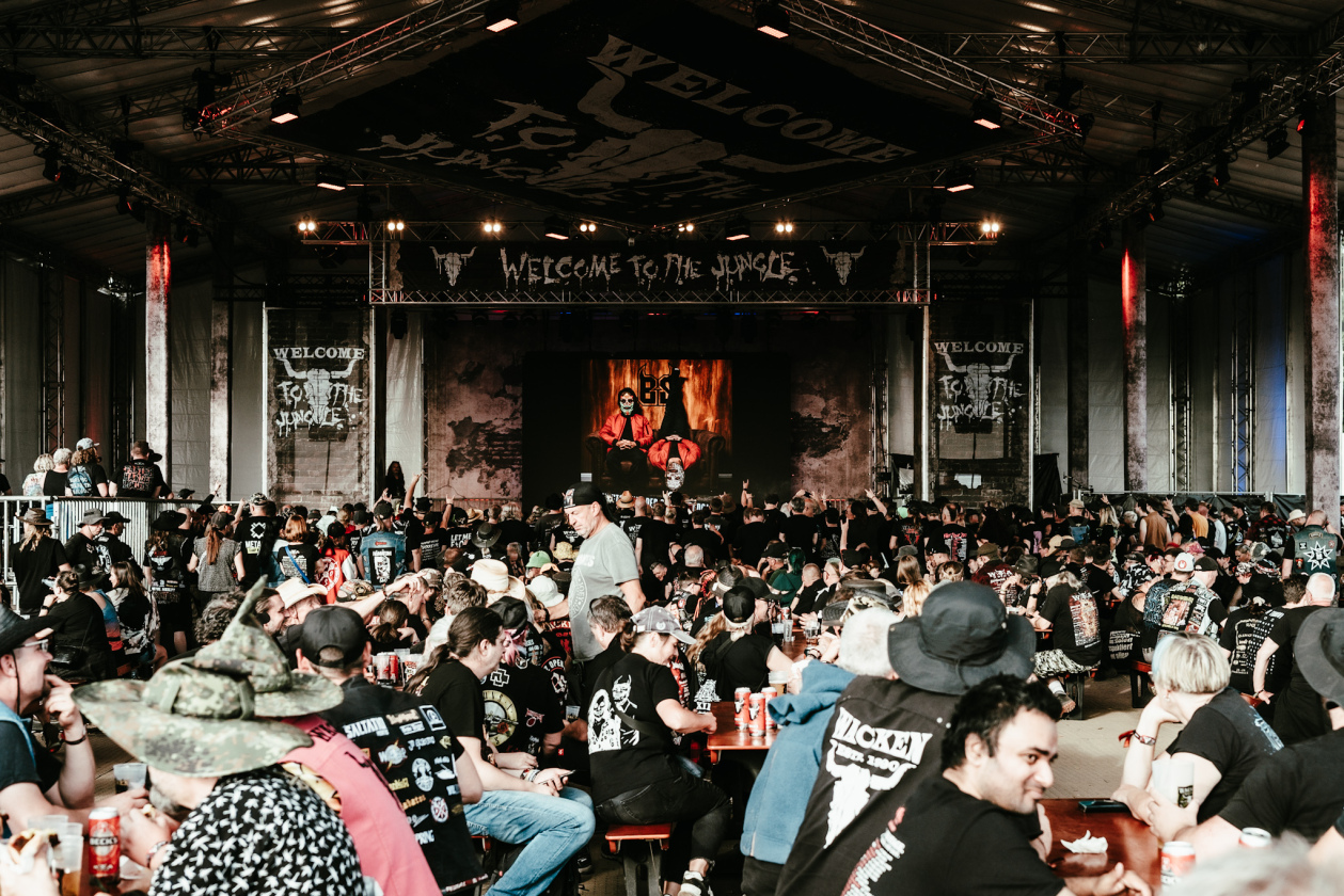 Am Mittwoch startet das größte Metal-Open-Air offiziell in seine 35. Ausgabe. Unter den gut 150 Bands sind auch Def Leppard, die erstmals überhaupt beim Wacken auftreten. – Schon was los.