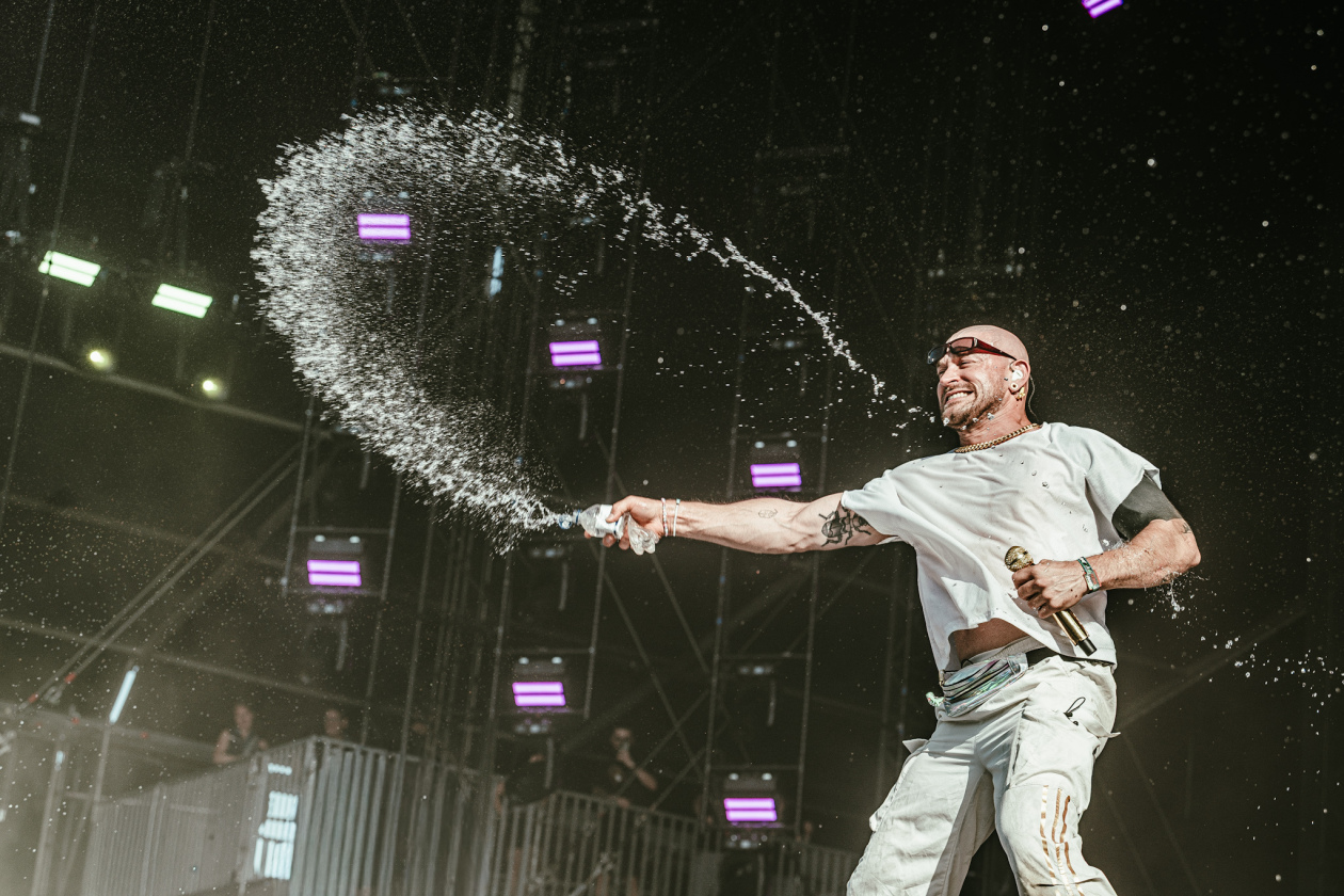 Die 35. Ausgabe des größten Metal-Open-Airs der Welt läuft. Unter den gut 150 Bands sind auch Def Leppard, die erstmals beim Wacken auftreten. – TBS.