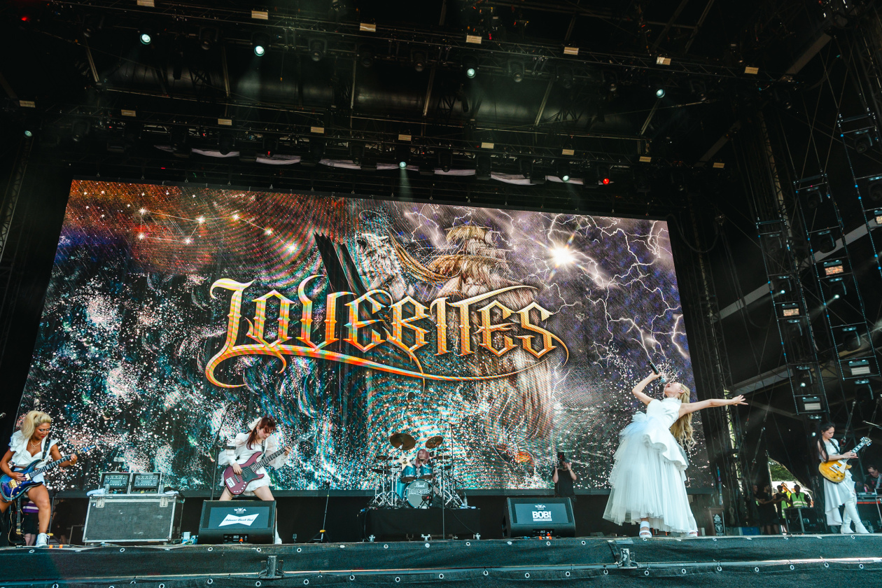 Die 35. Ausgabe des größten Metal-Open-Airs der Welt läuft. Unter den gut 150 Bands sind auch Def Leppard, die erstmals beim Wacken auftreten. – The Lovebites.