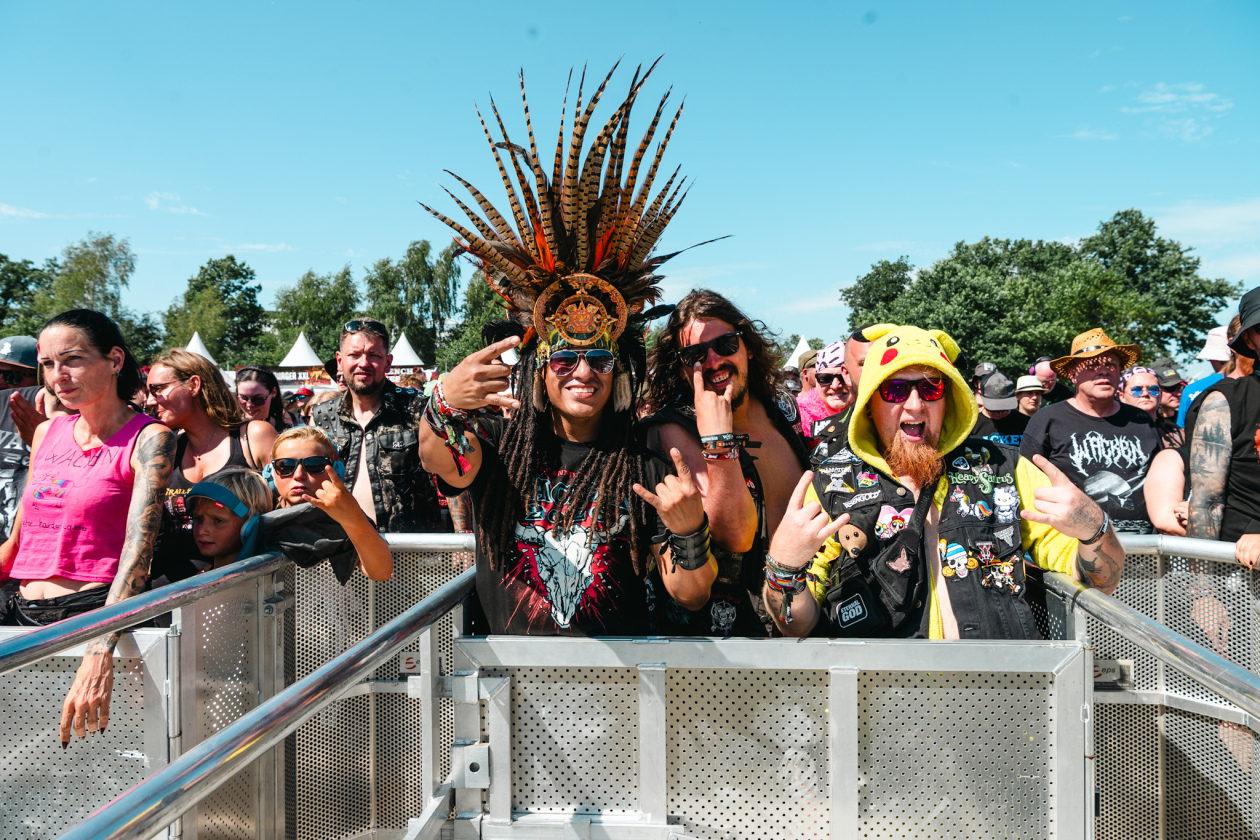 Die 35. Ausgabe des größten Metal-Open-Airs der Welt läuft. Unter den gut 150 Bands sind auch Def Leppard, die erstmals beim Wacken auftreten. – Warten auf das Infield-Opening!