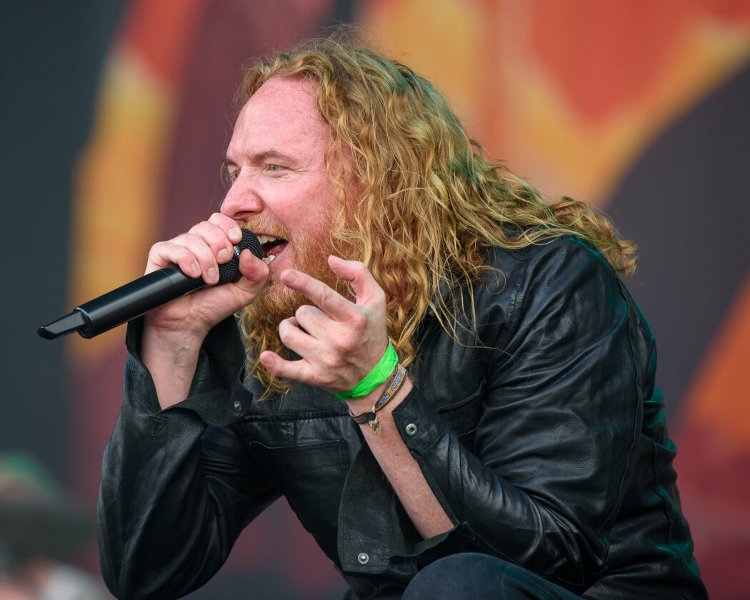 Erstmals in der Geschichte des Metalfestivals verhängten die Verantwortlichen aufgrund tagelangen Starkregens ein Einlassverbot: Rund 50.000 von 85.000 Fans sind vor Ort. – Dark Tranquillity.