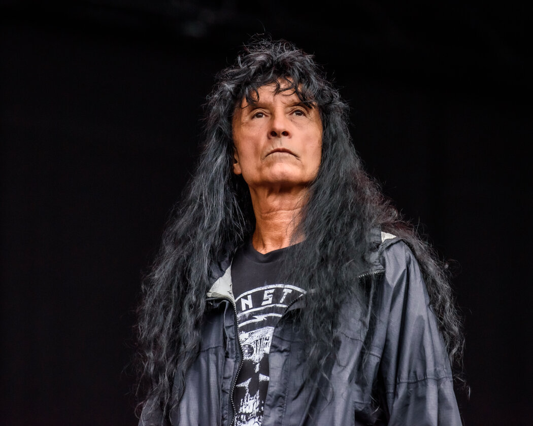 Erstmals in der Geschichte des Metalfestivals verhängten die Verantwortlichen aufgrund tagelangen Starkregens ein Einlassverbot: Rund 50.000 von 85.000 Fans sind vor Ort. – Joey Belladonna (Anthrax).