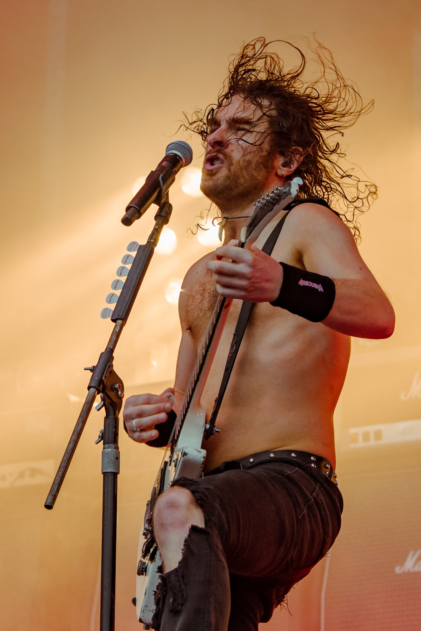Über 88.000 Fans feiern bei strömendem Regen hochkarätige Acts wie Slipknot, Bring Me The Horizon u.v.m – Airbourne.