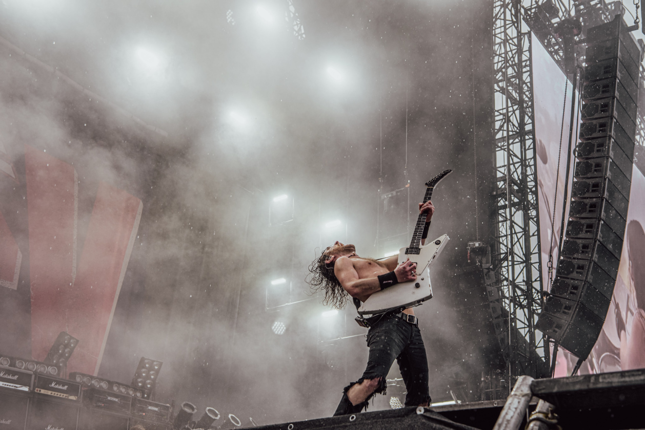 Über 88.000 Fans feiern bei strömendem Regen hochkarätige Acts wie Slipknot, Bring Me The Horizon u.v.m – Airbourne.