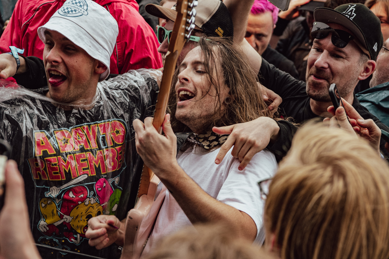 Über 88.000 Fans feiern bei strömendem Regen hochkarätige Acts wie Slipknot, Bring Me The Horizon u.v.m – Idles im Publikum.