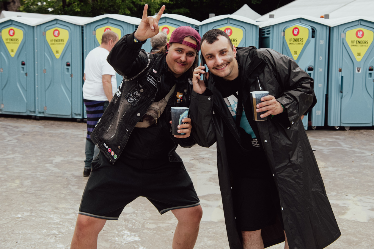 Über 88.000 Fans feiern bei strömendem Regen hochkarätige Acts wie Slipknot, Bring Me The Horizon u.v.m – Im Park-Meeting.