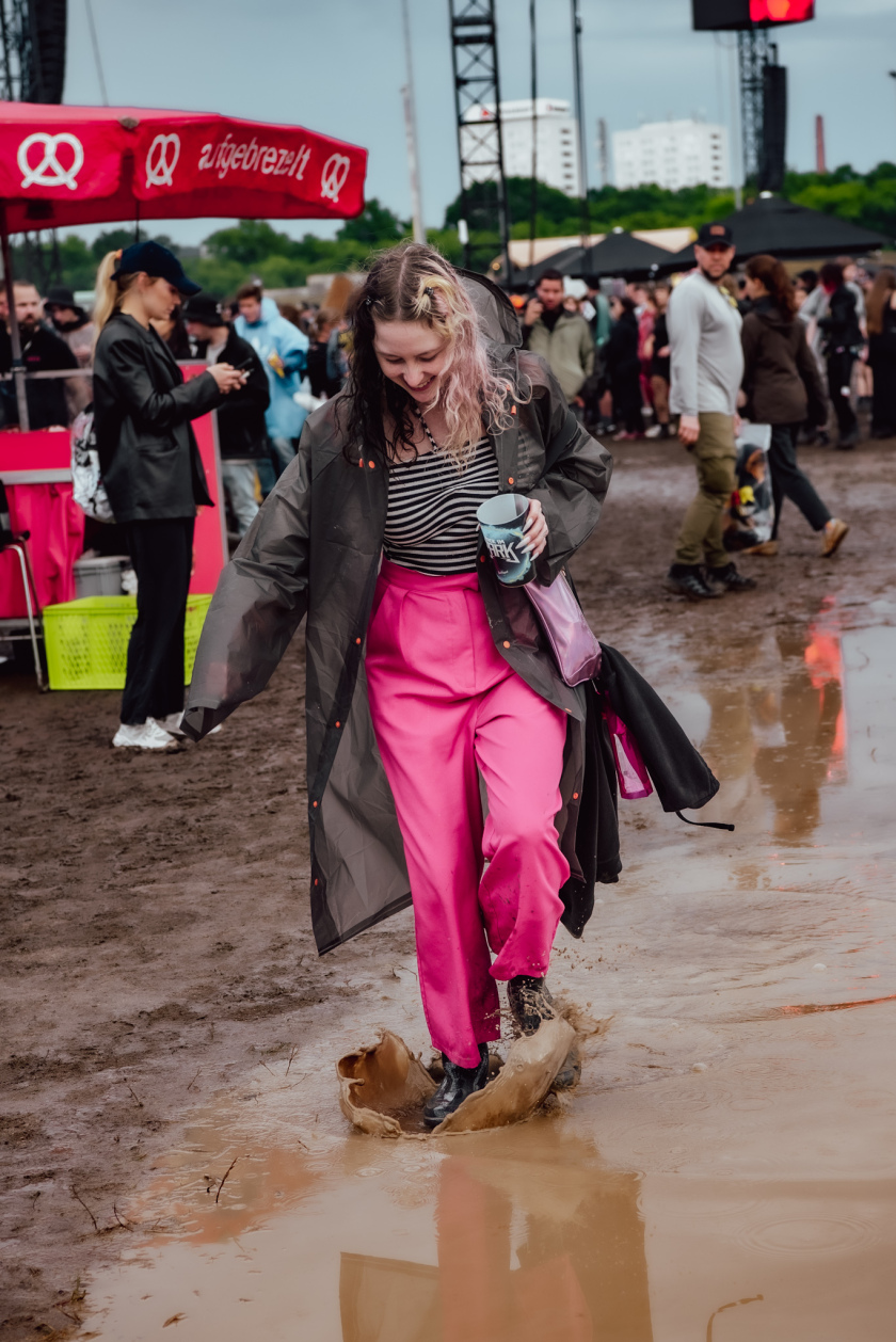 Über 88.000 Fans feiern bei strömendem Regen hochkarätige Acts wie Slipknot, Bring Me The Horizon u.v.m – Pfützen machen Spaß.
