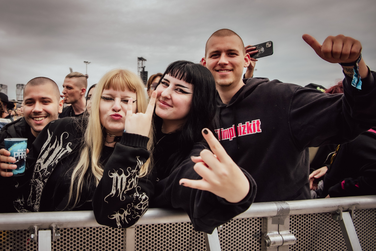 Über 88.000 Fans feiern bei strömendem Regen hochkarätige Acts wie Slipknot, Bring Me The Horizon u.v.m – Pommesgabeln.