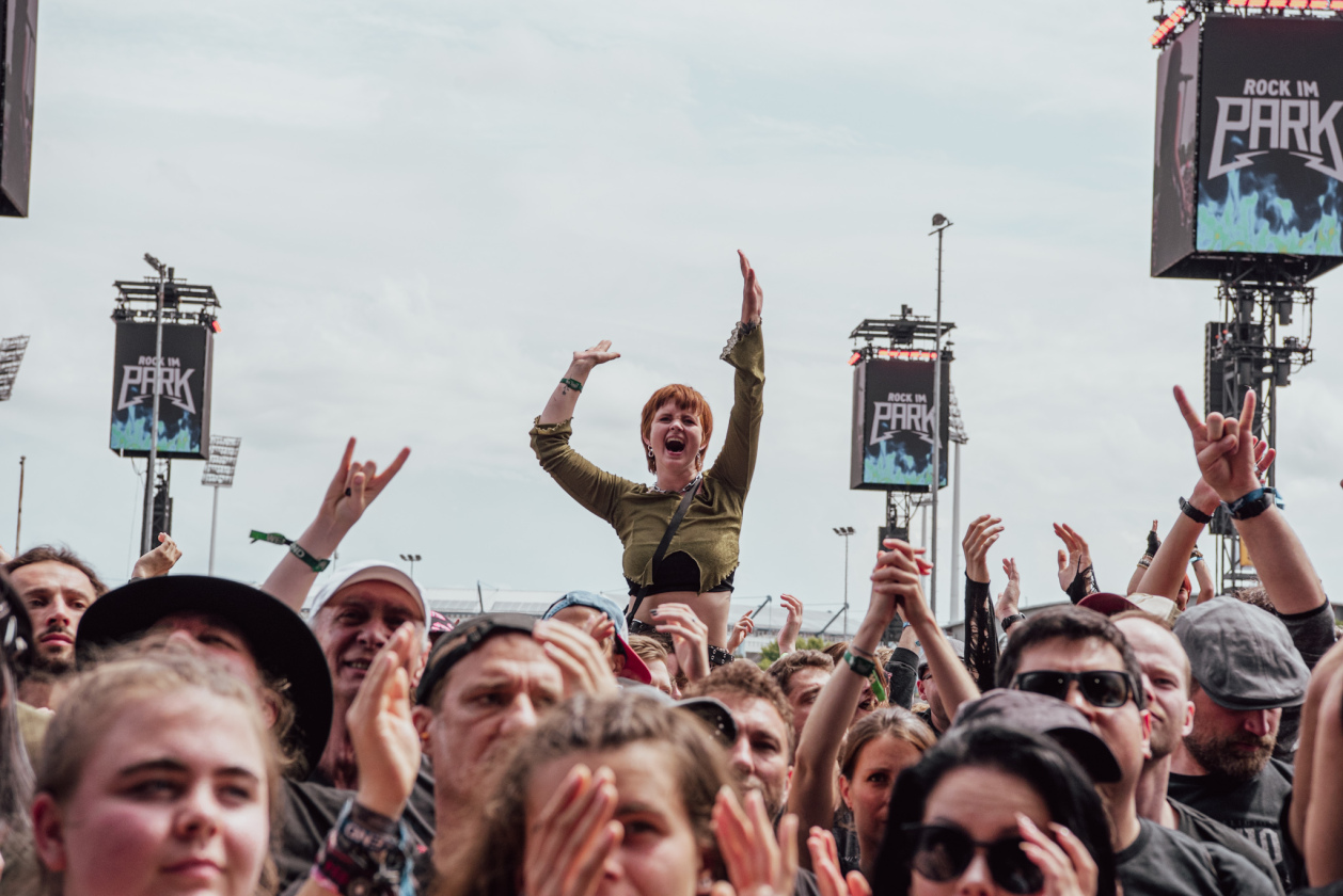 Über 88.000 Fans feiern bei strömendem Regen hochkarätige Acts wie Slipknot, Bring Me The Horizon u.v.m – Der Samstag geht los