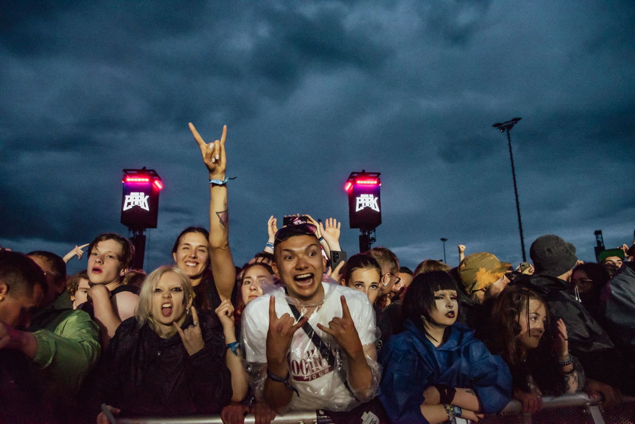 Über 88.000 Fans feiern bei strömendem Regen hochkarätige Acts wie Slipknot, Bring Me The Horizon u.v.m – Slipknot-Fans.