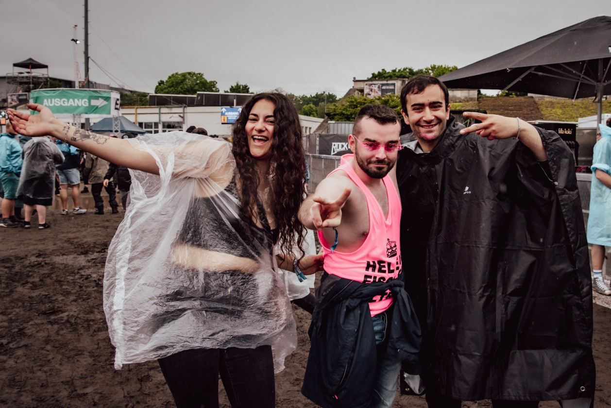Über 88.000 Fans feiern bei strömendem Regen hochkarätige Acts wie Slipknot, Bring Me The Horizon u.v.m – Spaß im Regen.