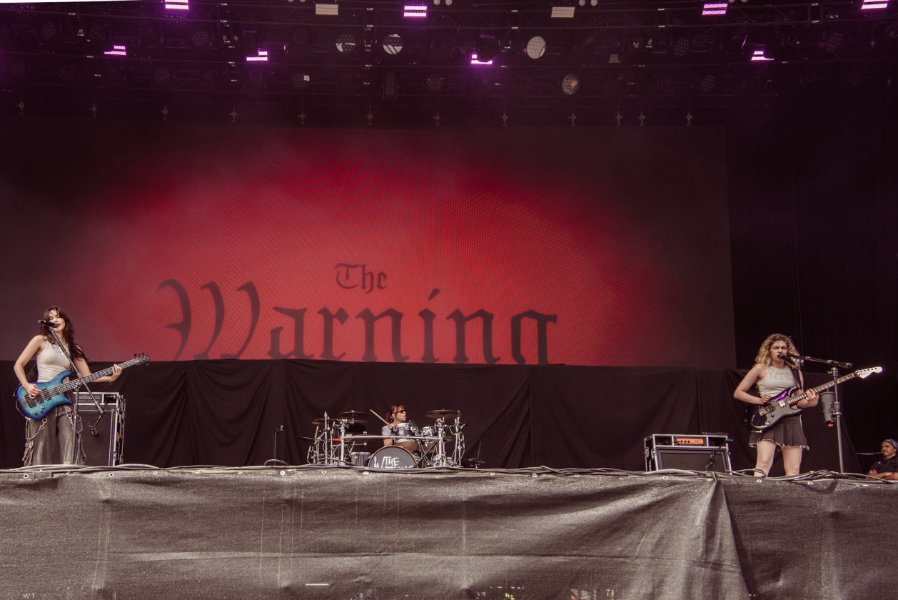 Über 88.000 Fans feiern bei strömendem Regen hochkarätige Acts wie Slipknot, Bring Me The Horizon u.v.m – The Warning aus Mexiko.