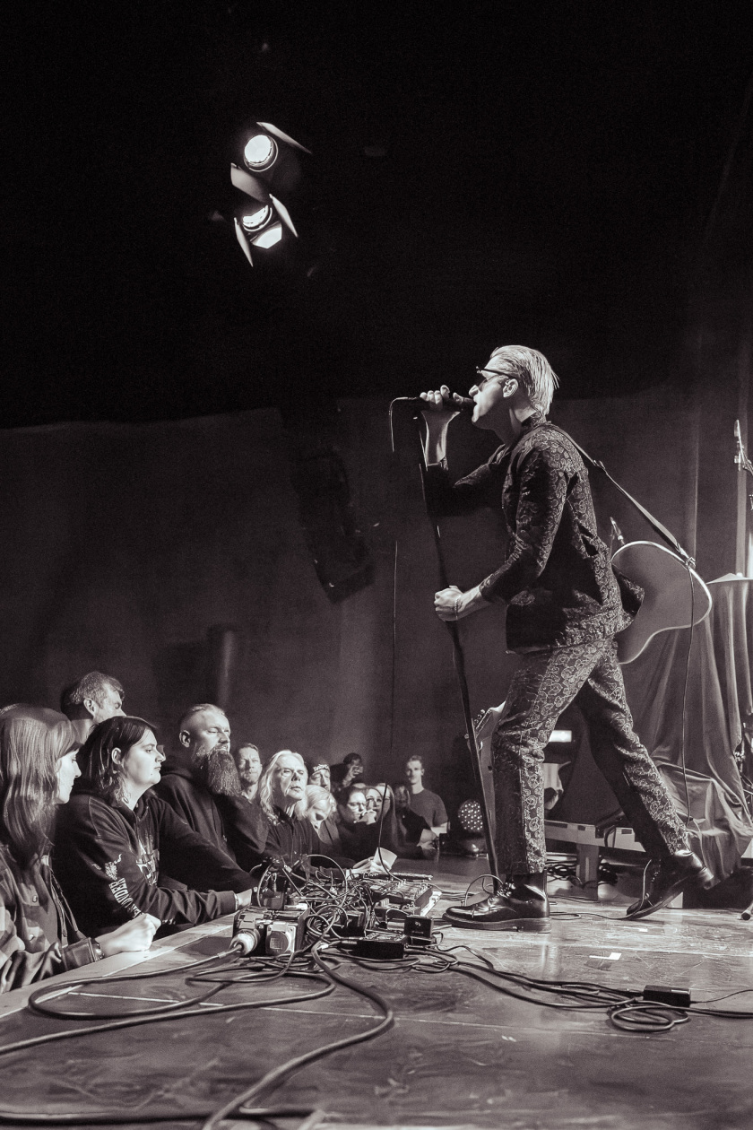 Der QOTSA-Basser auf Solosupport für The Blue Stones. – GLU.