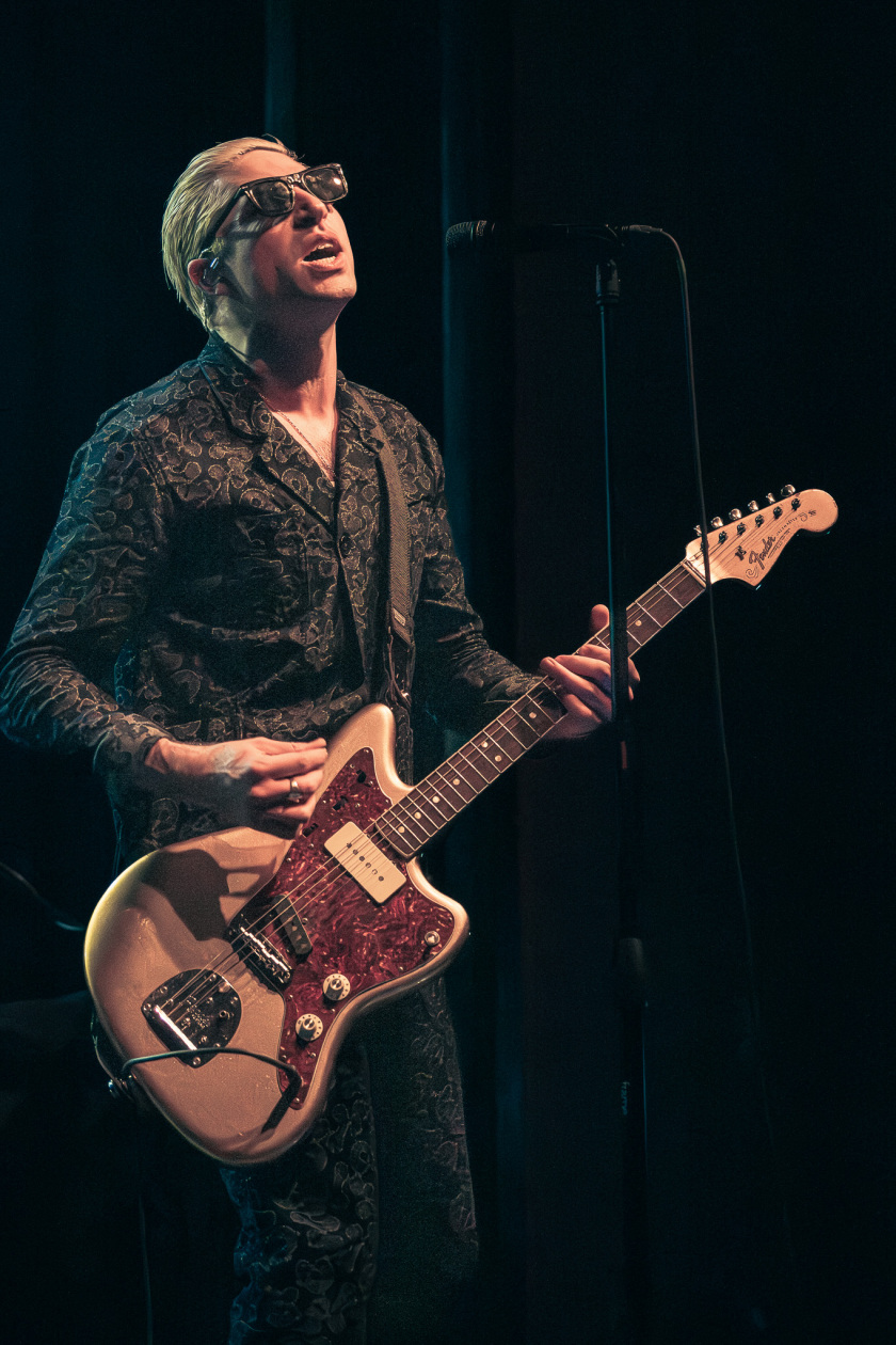 Der QOTSA-Basser auf Solosupport für The Blue Stones. – GLU.