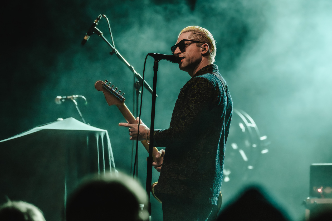 Der QOTSA-Basser auf Solosupport für The Blue Stones. – GLU.