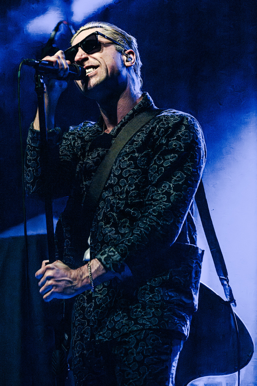 Der QOTSA-Basser auf Solosupport für The Blue Stones. – GLU.