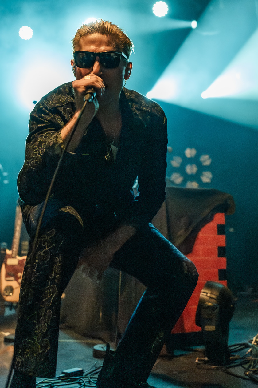 Der QOTSA-Basser auf Solosupport für The Blue Stones. – GLU.