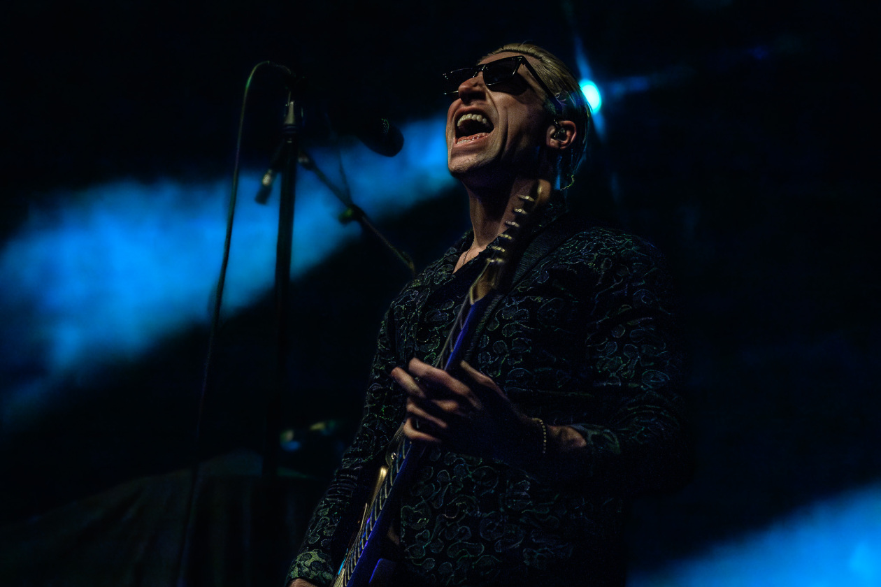 Der QOTSA-Basser auf Solosupport für The Blue Stones. – GLU.