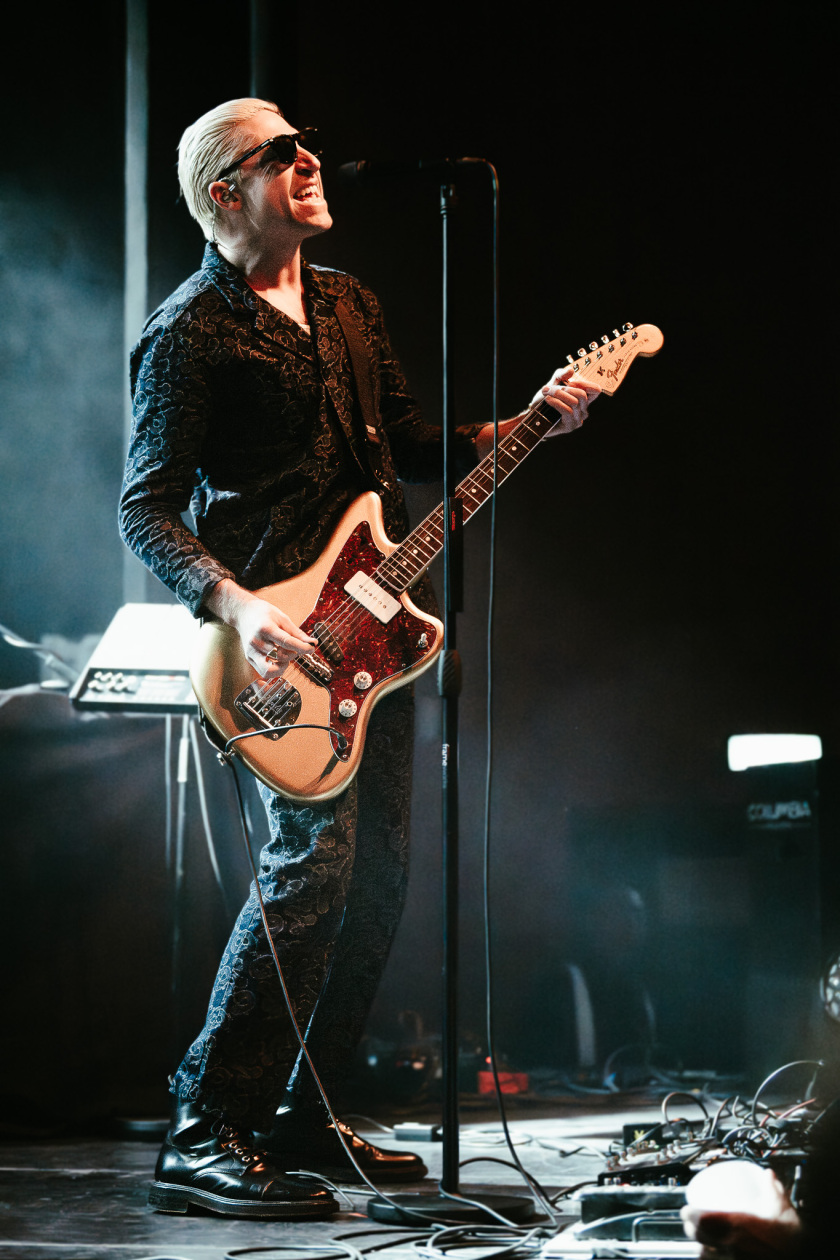 Der QOTSA-Basser auf Solosupport für The Blue Stones. – GLU.