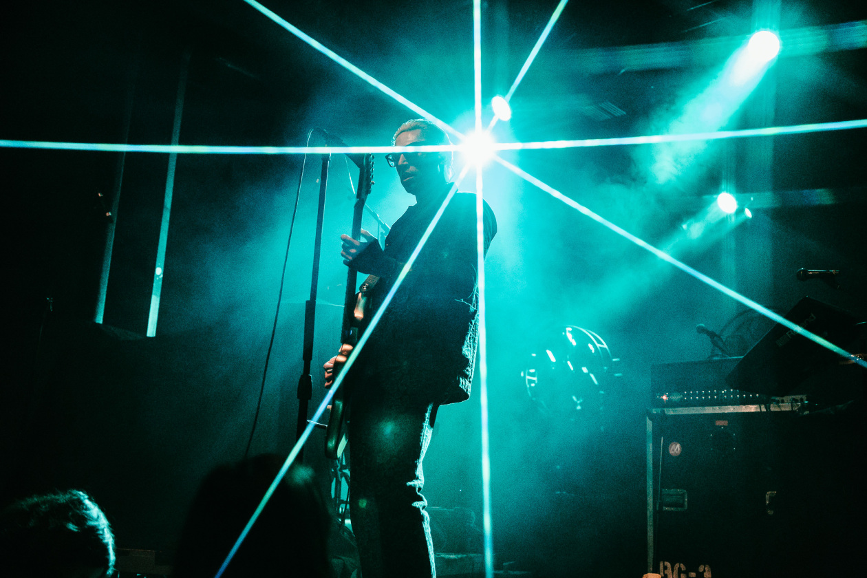 Der QOTSA-Basser auf Solosupport für The Blue Stones. – GLU.