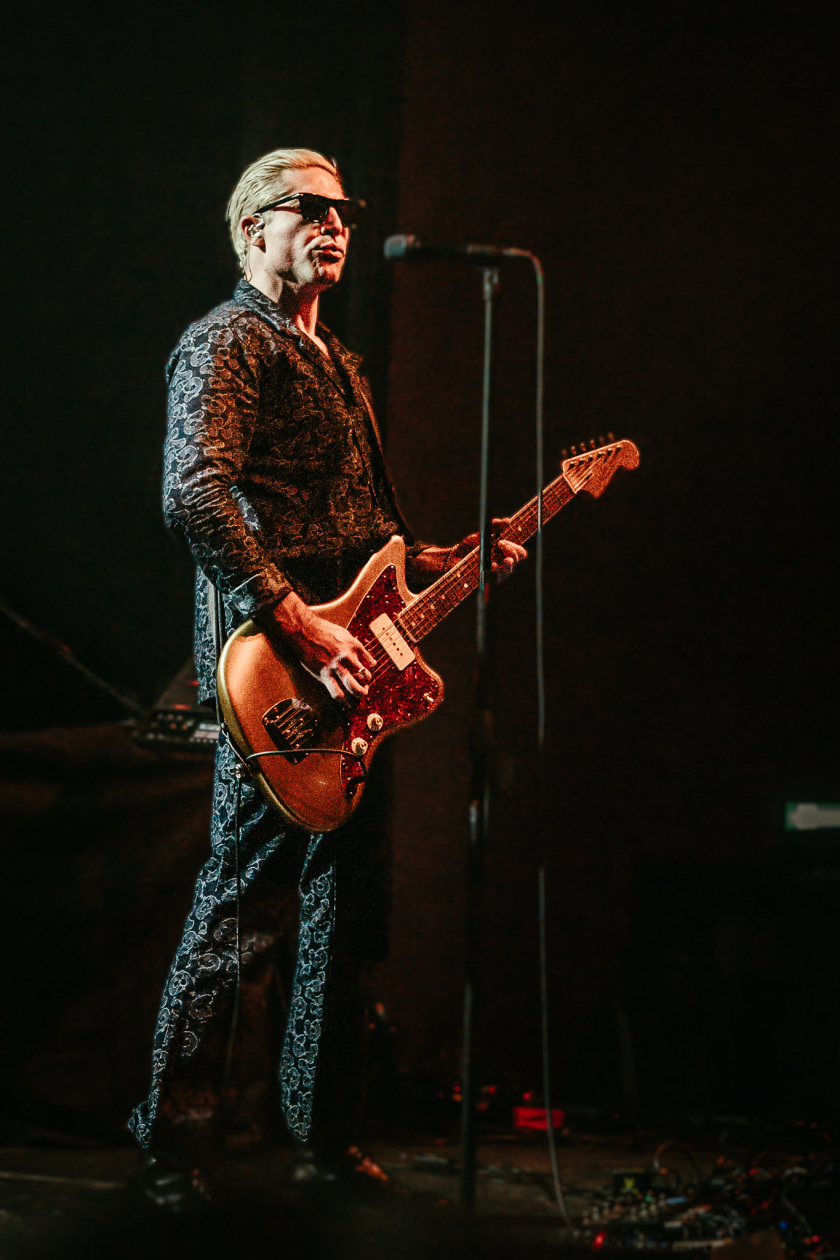 Der QOTSA-Basser auf Solosupport für The Blue Stones. – GLU.