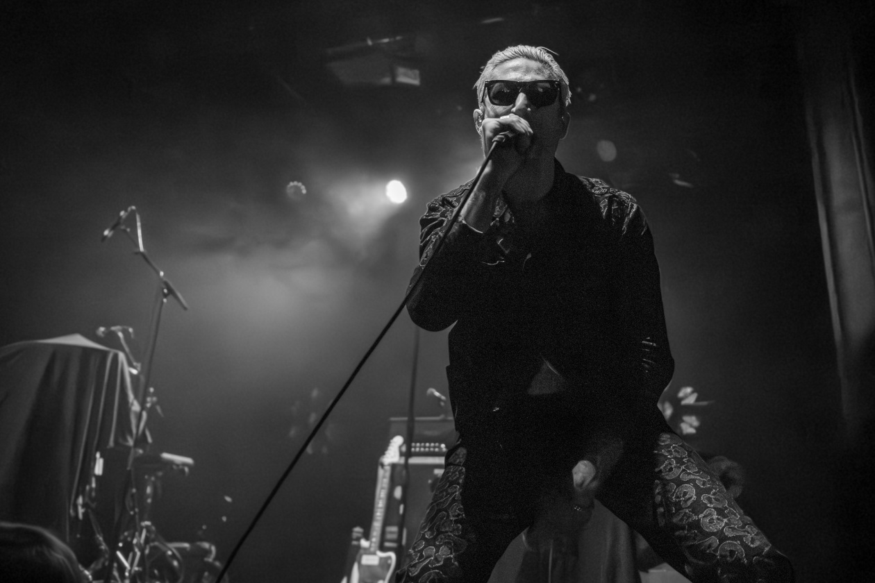 Der QOTSA-Basser auf Solosupport für The Blue Stones. – GLU.