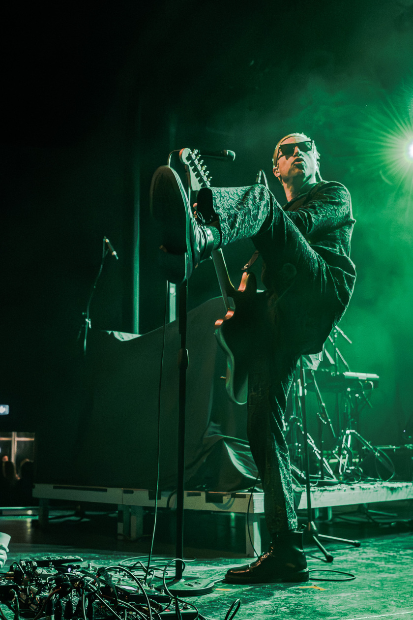 Der QOTSA-Basser auf Solosupport für The Blue Stones. – GLU.