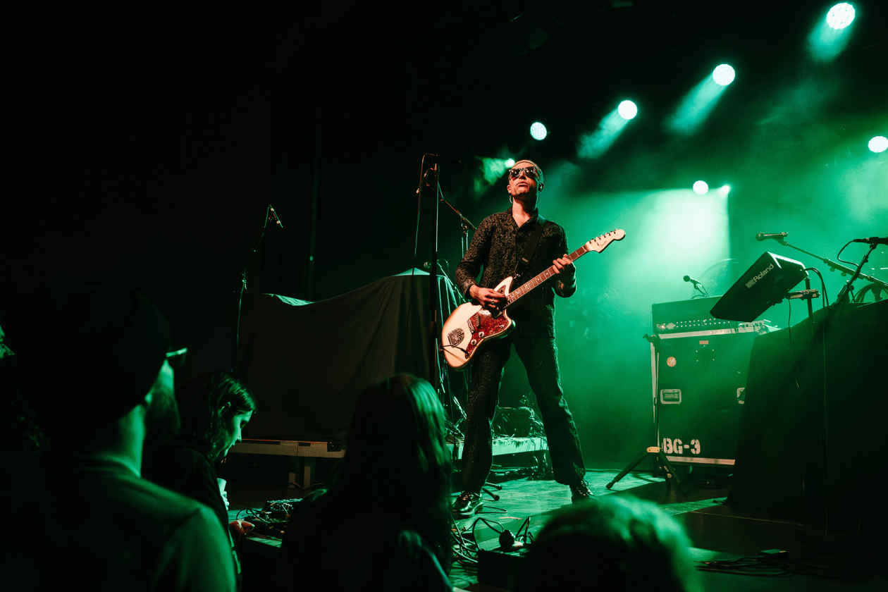 Der QOTSA-Basser auf Solosupport für The Blue Stones. – GLU.