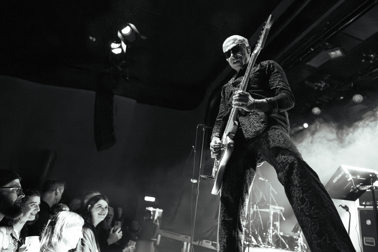 Der QOTSA-Basser auf Solosupport für The Blue Stones. – GLU.