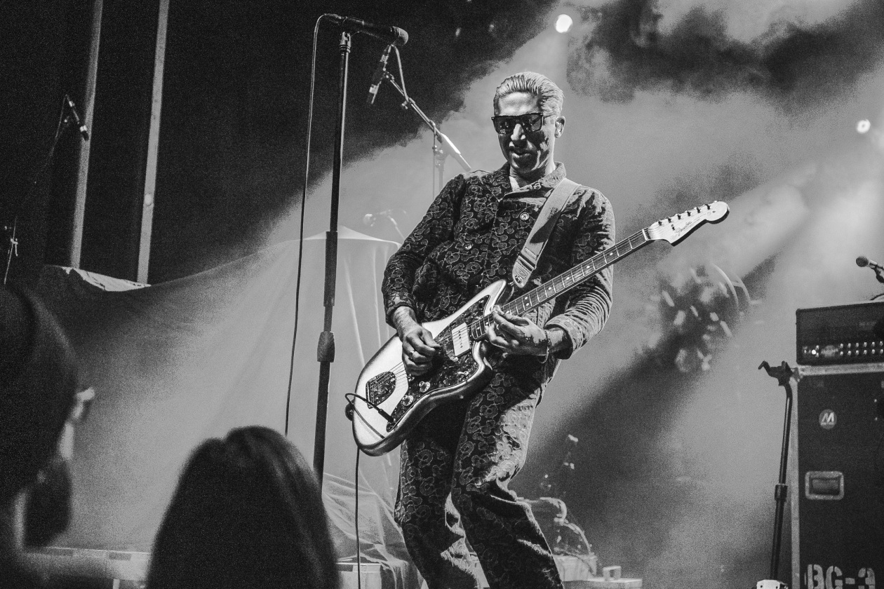 Der QOTSA-Basser auf Solosupport für The Blue Stones. – GLU.