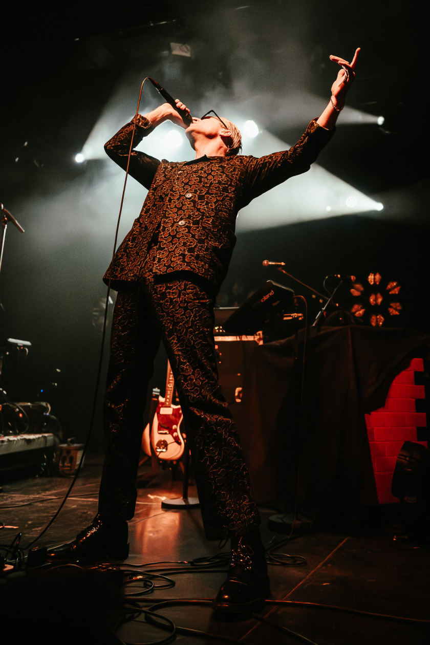 Der QOTSA-Basser auf Solosupport für The Blue Stones. – GLU.