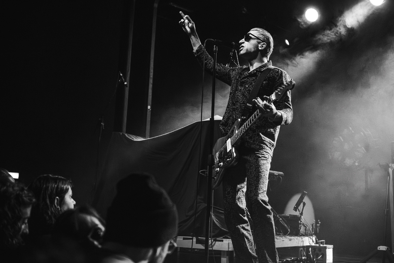 Der QOTSA-Basser auf Solosupport für The Blue Stones. – GLU.