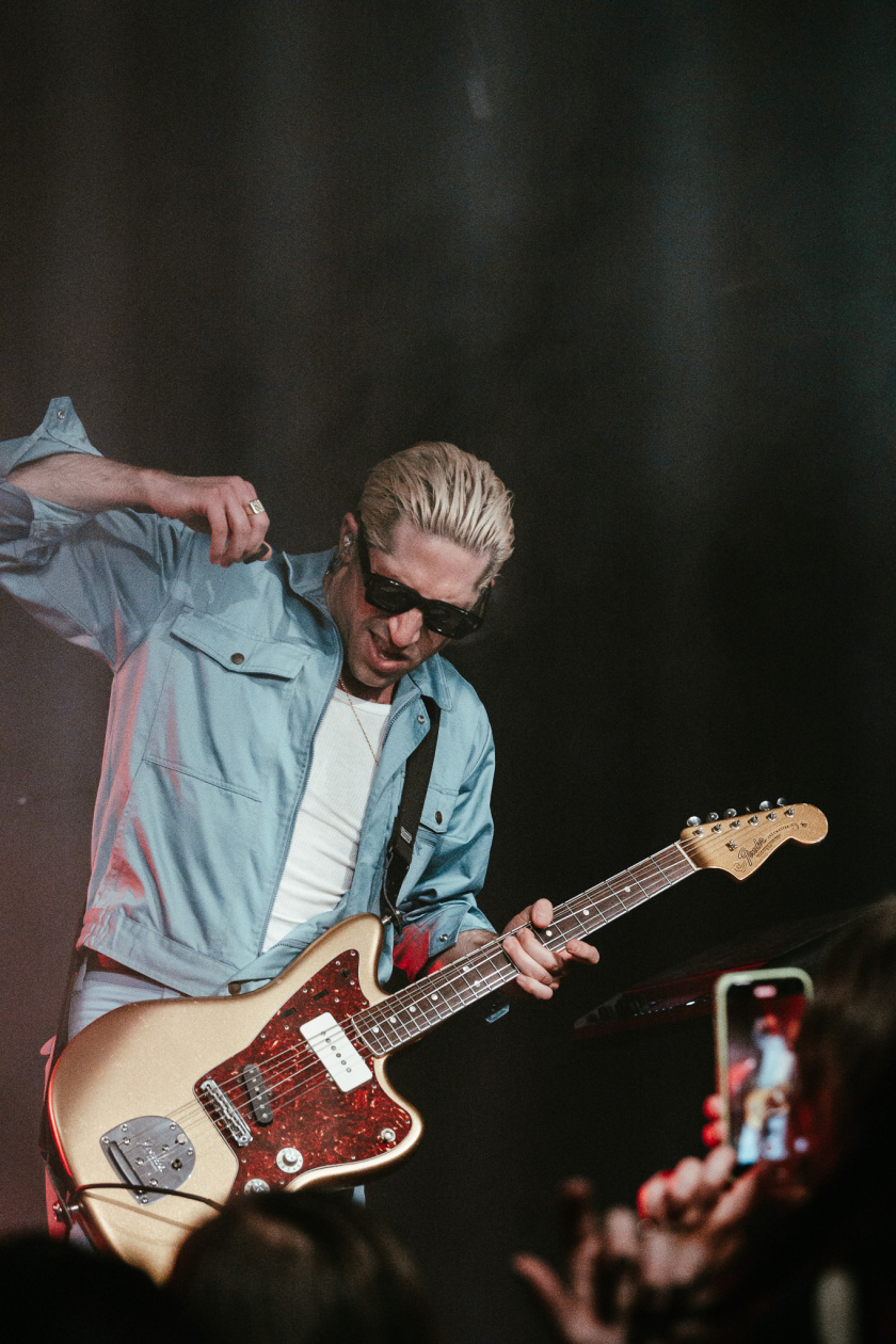 Der Queens Of The Stone Age-Bassist auf Solotour. – GLU.