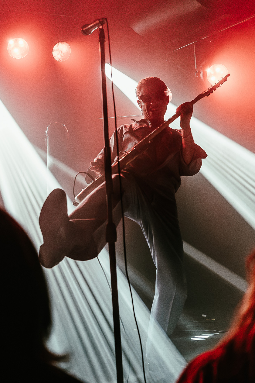 Der Queens Of The Stone Age-Bassist auf Solotour. – GLU.