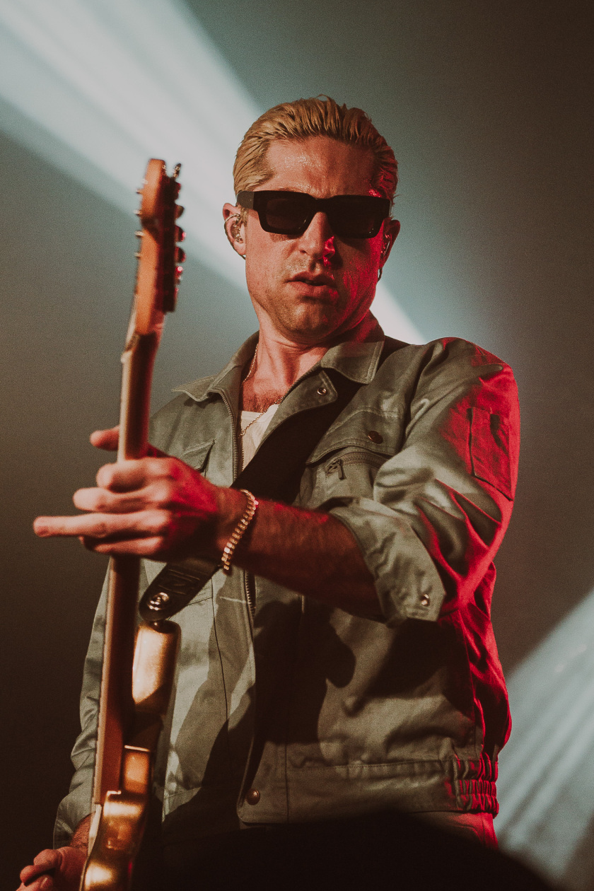 Der Queens Of The Stone Age-Bassist auf Solotour. – GLU.