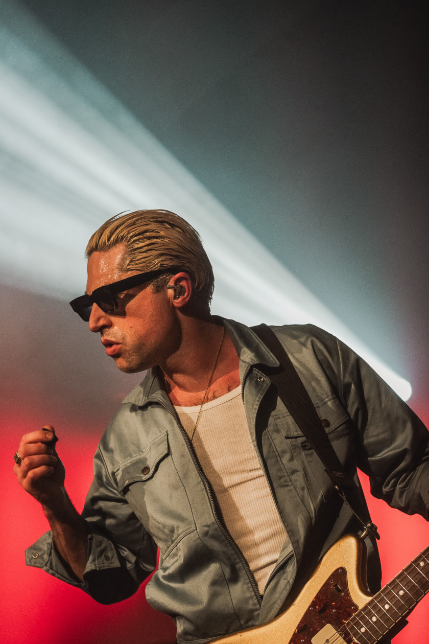 Der Queens Of The Stone Age-Bassist auf Solotour. – GLU.
