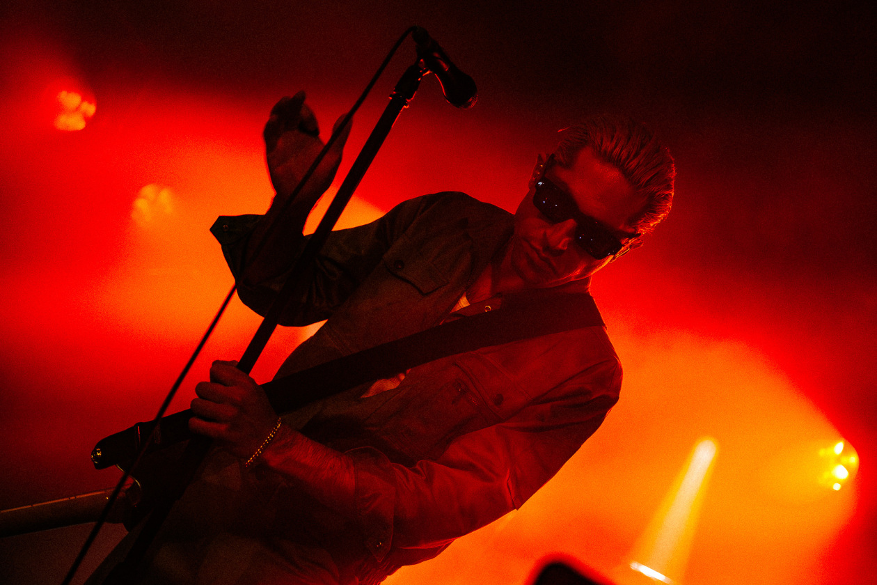 Der Queens Of The Stone Age-Bassist auf Solotour. – GLU.