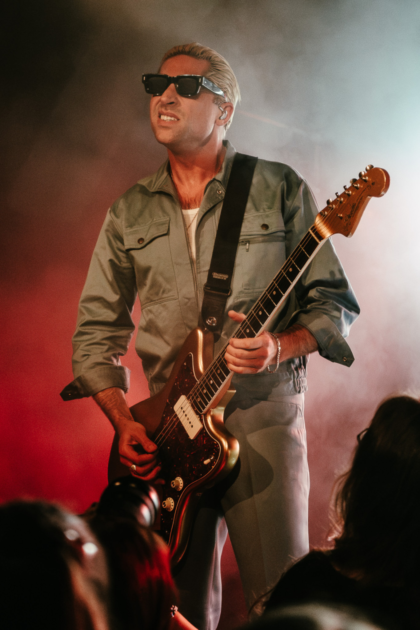 Der Queens Of The Stone Age-Bassist auf Solotour. – GLU.