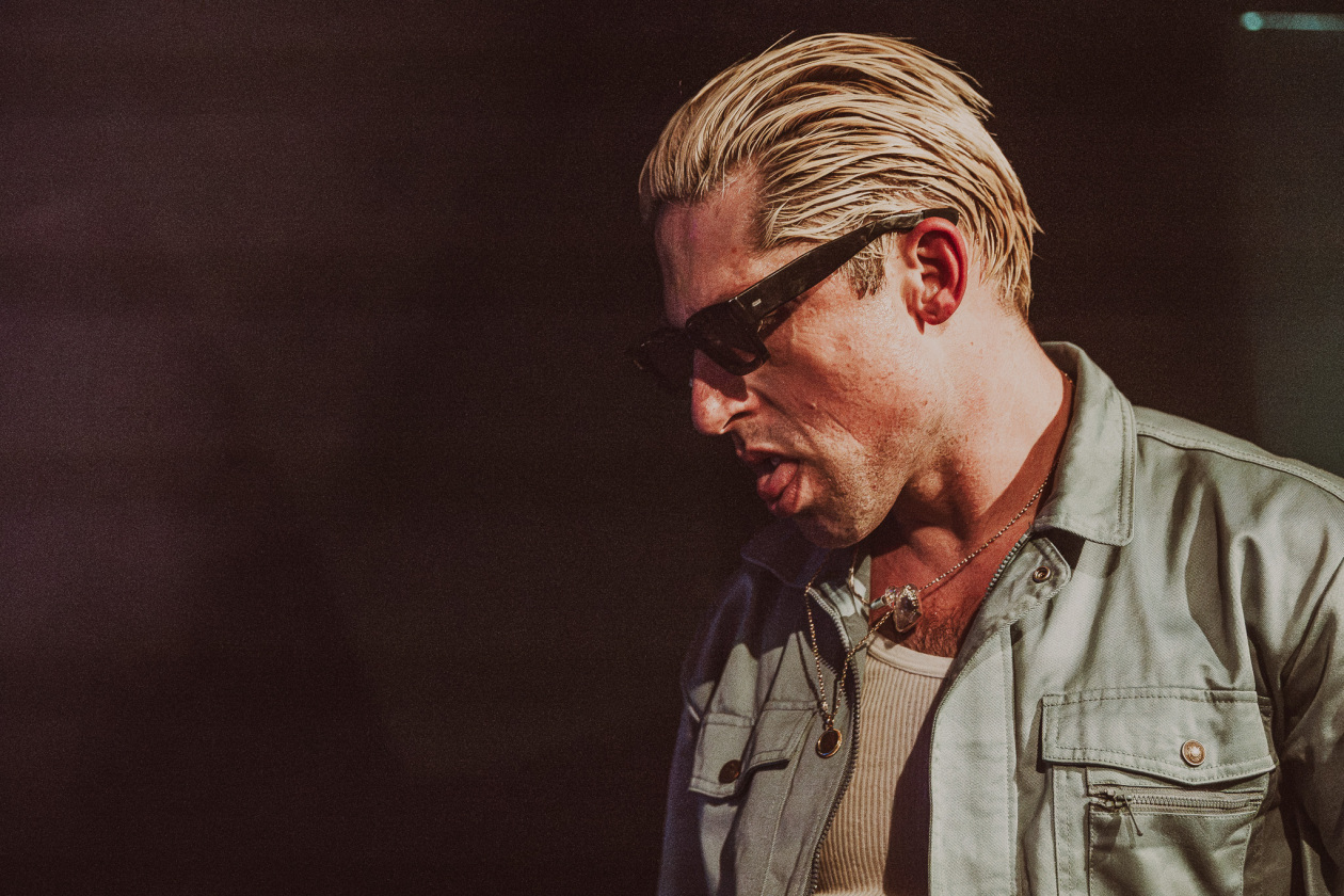 Der Queens Of The Stone Age-Bassist auf Solotour. – GLU.