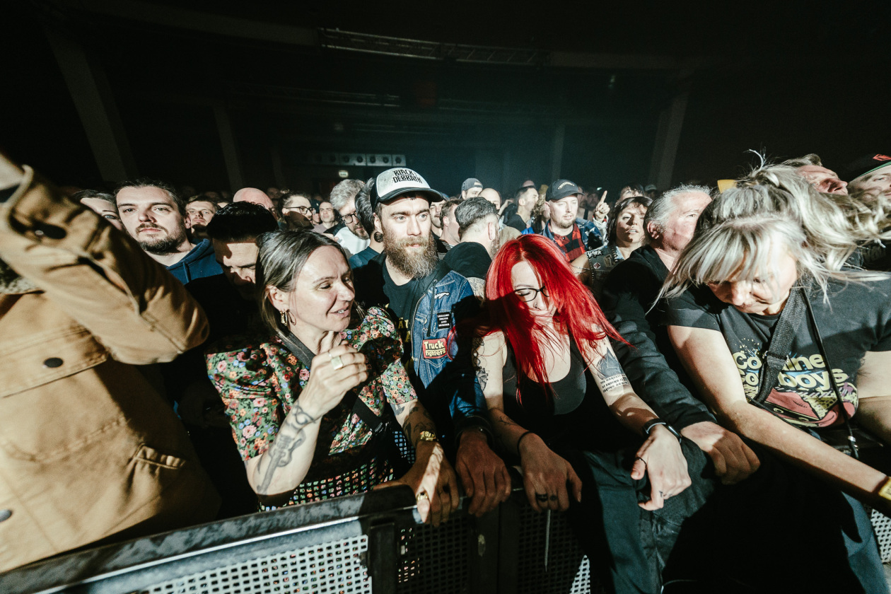 Gluecifer – Die Rock'n'Roll-Altmeister aus Oslo bringen den Club zum Beben. – Fans.