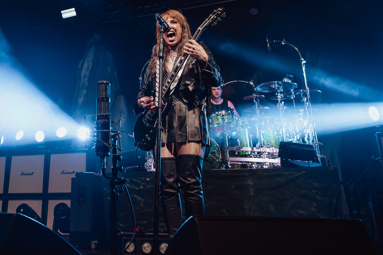 Hardrock-Hagelsturm mit Lzzy Hale, Arejay und Band. – Halestorm.