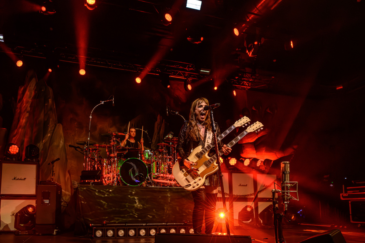 Hardrock-Hagelsturm mit Lzzy Hale, Arejay und Band. – Halestorm.