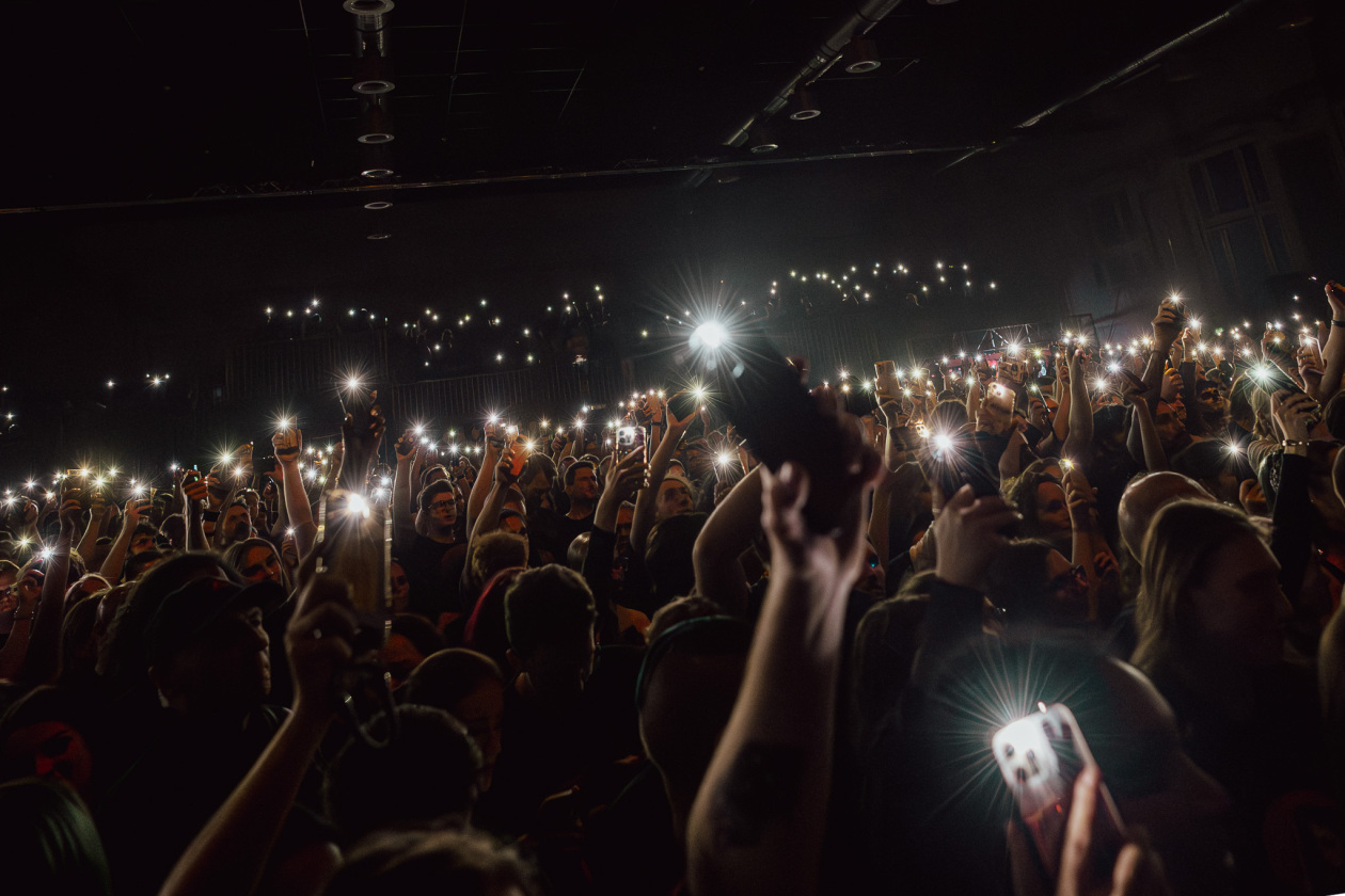 Halestorm – Hardrock-Hagelsturm mit Lzzy Hale, Arejay und Band. – Fans.