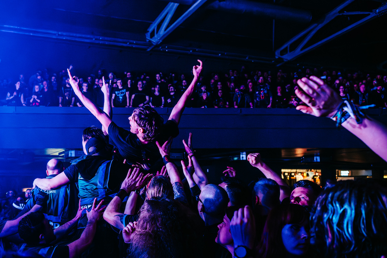 Heaven Shall Burn – Metalcore/Melodic Death Metal pur: Sänger Marcus Bischoff und Band live. – Fans.