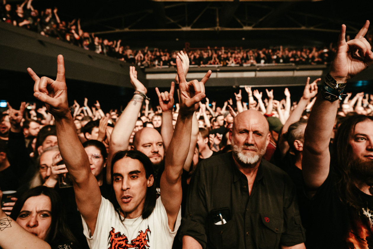 Heaven Shall Burn – Metalcore/Melodic Death Metal pur: Sänger Marcus Bischoff und Band live. – Fans.