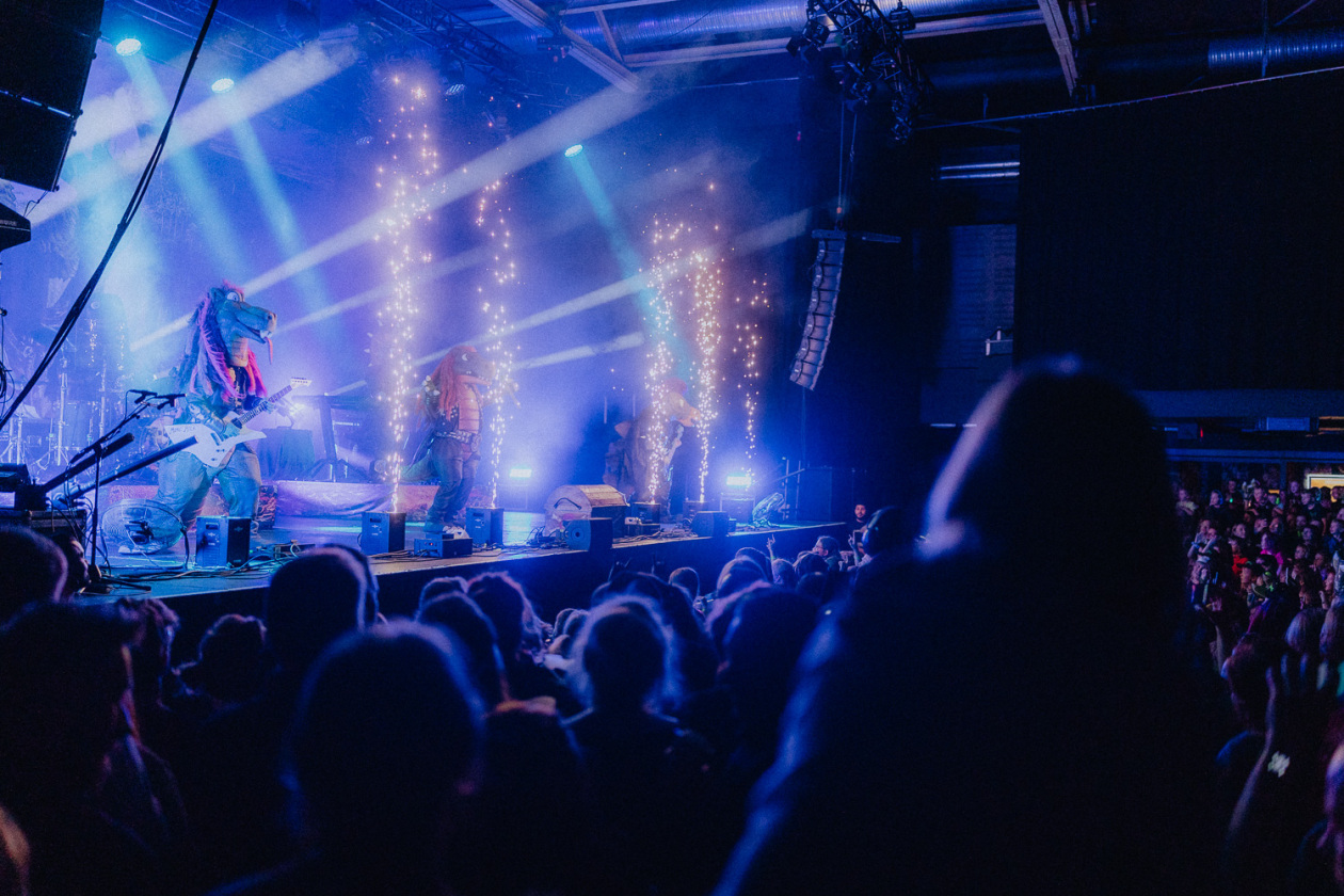 Auf  "Pommesgabel Reload" Tour. – Heavysaurus.